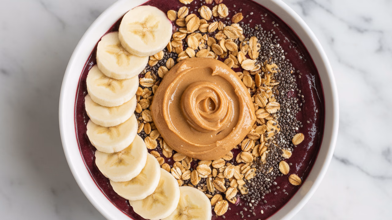 Açaí Bowl con Granola y Mantequilla de Maní
