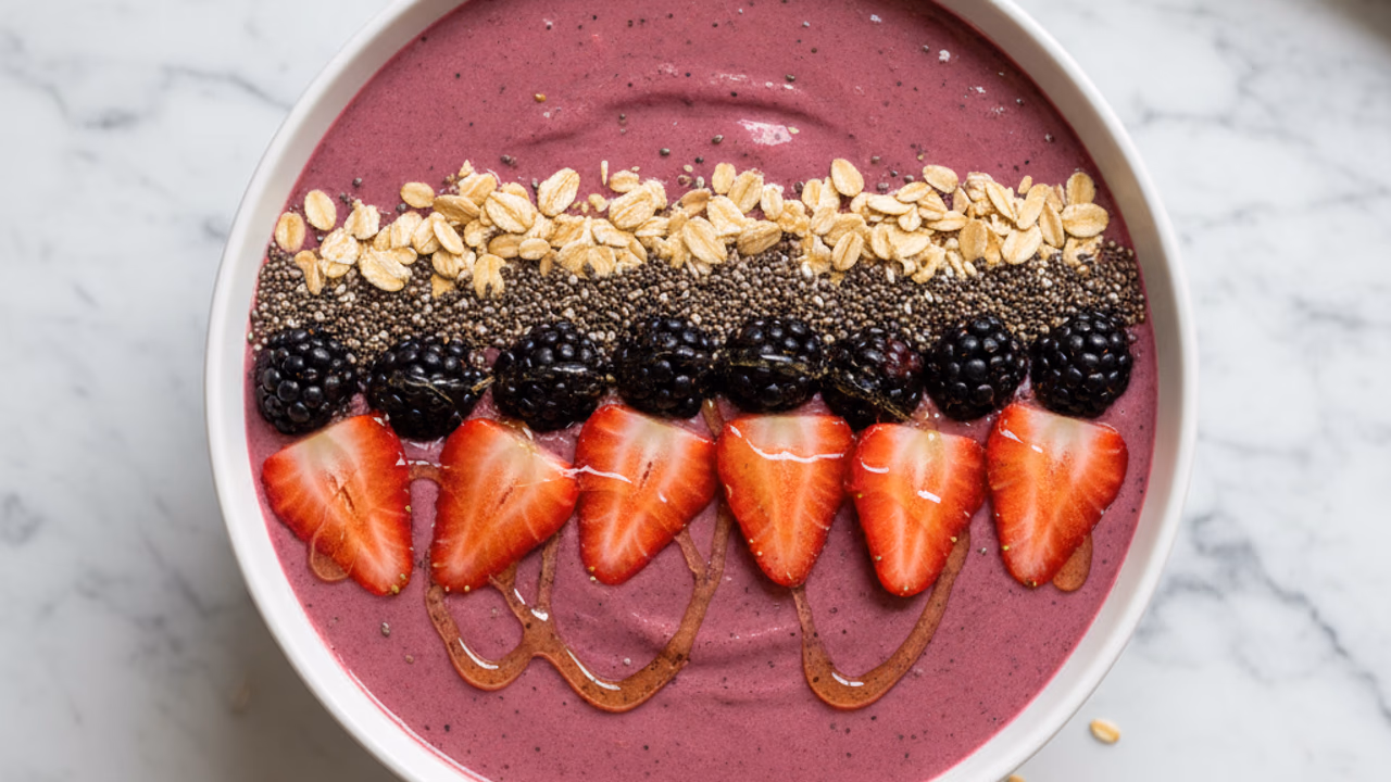 Smoothie Bowl de Yogur con Frutos Rojos y Avena